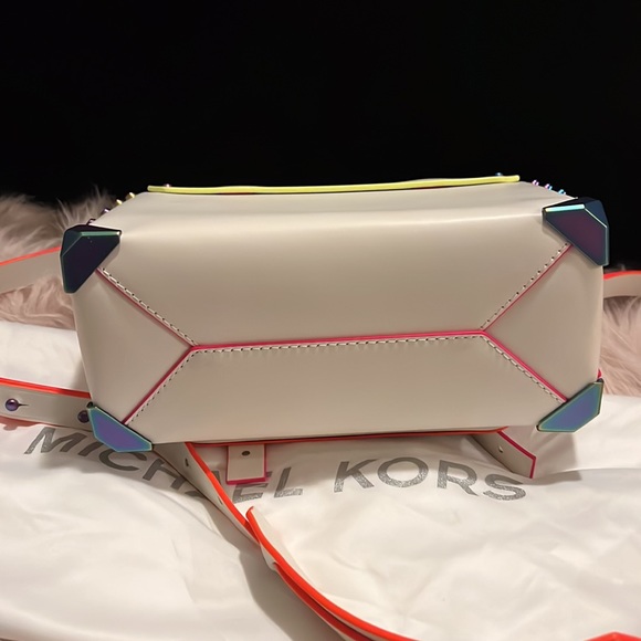 MICHAEL MICHAEL KORS
Manhattan Medium Contrast-Trim Leather Satchel - Picture 6 of 8